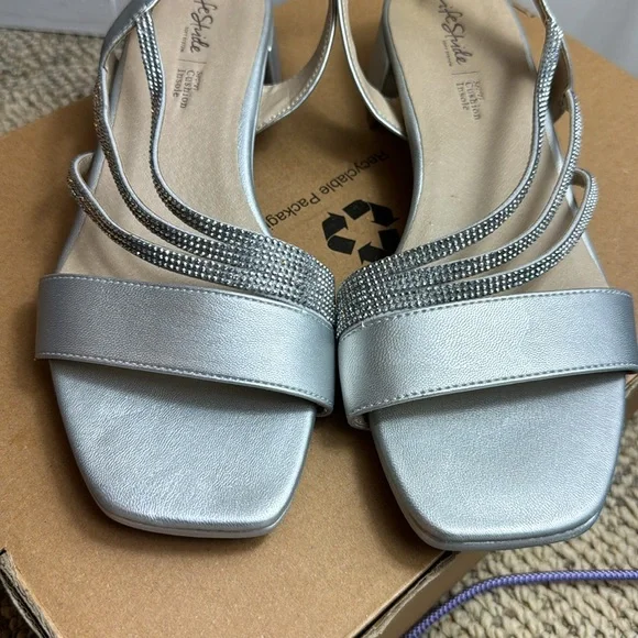 NWOT - Lifestride Womens Joy Strappy Sandal, Silver, Size 8.5W - Picture 2 of 16
